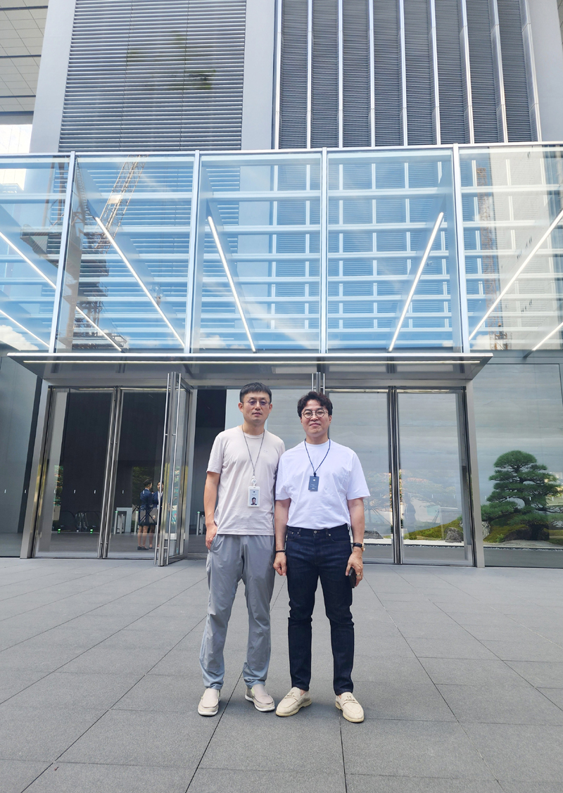 DJI 본사앞에서 (좌)DJI NO.2 토마스  (우)김성수 CEO 2.jpg