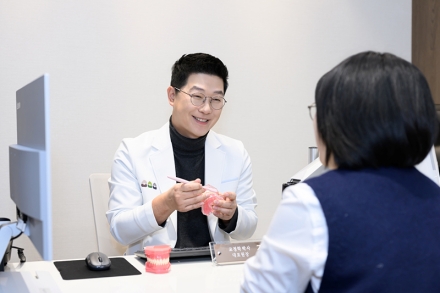 뷰라인치과의원 치간칫솔, ‘들어가기만 하면 된다’는 오해… 크기와 사용법 모두 중요